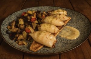 Coca de calamars a la planxa amb verdures